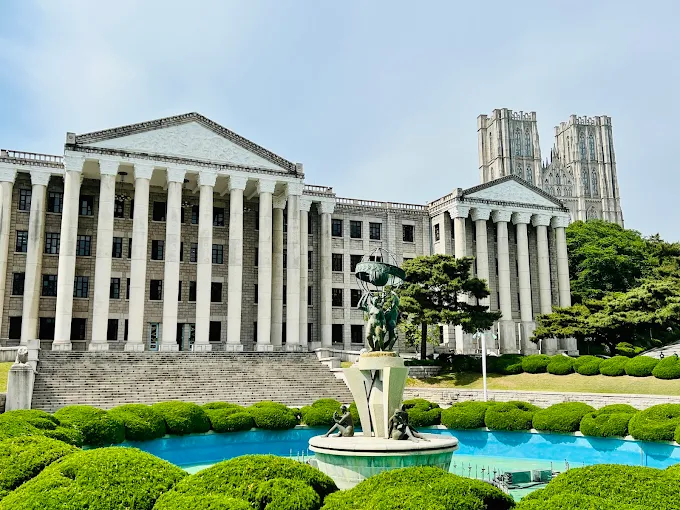 Khám Phá Vẻ Đẹp Đại Học Kyung Hee – Một Trong Những Trường Đẹp Nhất Hàn Quốc